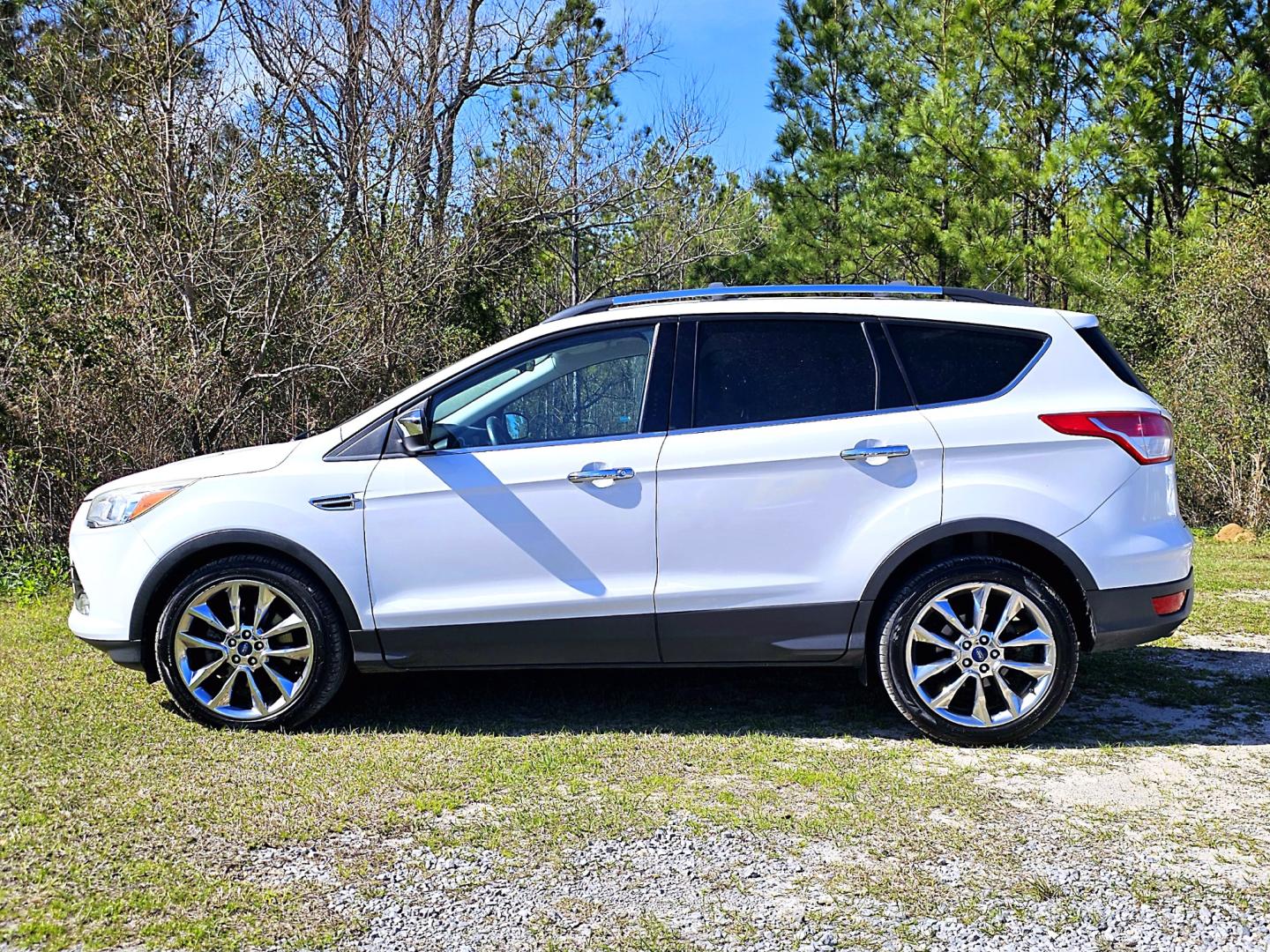 2014 WHITE Ford Escape SE FWD (1FMCU0G98EU) with an 2.0L L4 DOHC 16V engine, 6-Speed Automatic transmission, located at 18001 Kellogg Rd, Saucier, MS, 39574, (228) 832-1441, 39.421459, -76.641457 - Photo#4